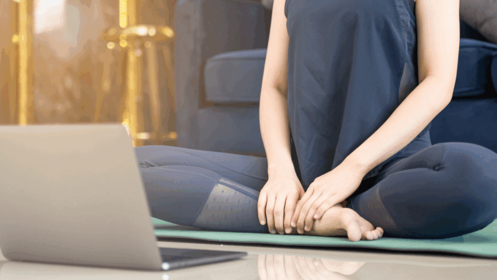 Trainerin vor Laptop